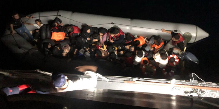 Ayvacık açıklarında lastik botta 37 kaçak göçmen yakalandı