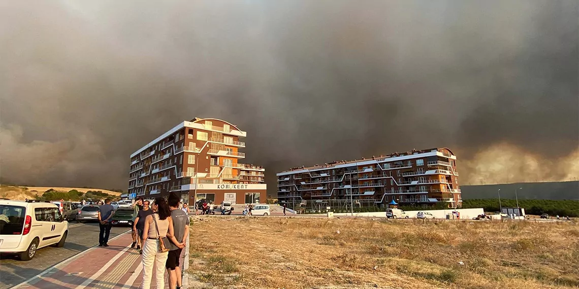 Çanakkale'de orman yangını çıktı. Bölgeye sevk edilen ekipler, alevlere müdahale ediyor.