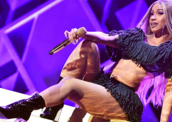 Cardi B'nin hayranına fırlattığı mikrofon 100 bin dolara satıldı
