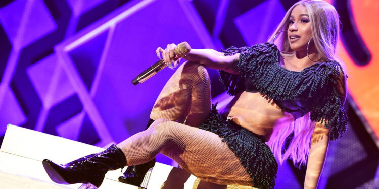 Cardi B'nin hayranına fırlattığı mikrofon 100 bin dolara satıldı