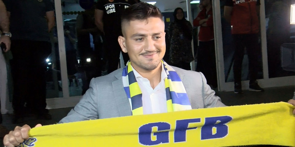 Cengiz Ünder, “Fenerbahçe'yi şampiyon yapmak istiyorum en büyük hedeflerimden bir tanesi bu. Öz güveni yüksek bir futbolcuyum, sahaya çıktığımda bunu herkese göstereceğim” dedi.