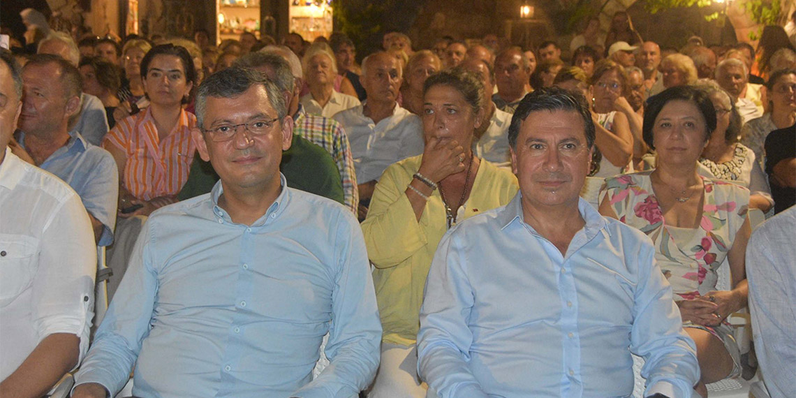 CHP Grup Başkanı Özgür Özel, " Türkiye siyaseti tarihinin en büyük tehlikesiyle karşı karşıyadır. O tehlike şudur, yüzde 87'lik katılım oranını bir daha bulamayabiliriz. Seçmende duygusal kopuş var. Bizim seçmenimiz hep kızar, kapıyı çarpar gider. En kolay alkışın 'Atatürk' denilerek alındığı bir siyasi partinin siyaset üretme pratiğinde sorun var. Sıkışınca milli mücadeleden, Atatürk'ten bahsedip, alkış alarak ilerlenemez” dedi.