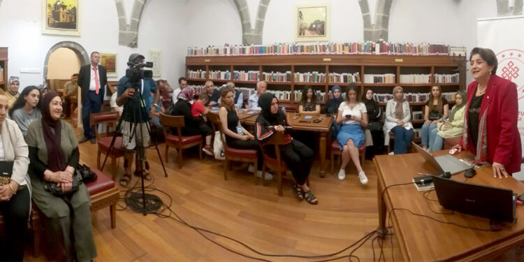 Türk kadını yumruğunu masaya vurduğunda düşman kaçacak yer arardı