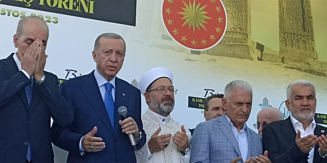 Cumhurbaşkanı Recep Tayyip Erdoğan, “Son 3 ayda şahit olduklarımız, muhalefetin içler acısı perişan halini gözler önüne sermiştir. Bunların ne ülkeyi yönetecek kapasitesinin ne de böyle bir niyetlerinin olmadığı ortaya çıkmıştır. Ölmüş atı kamçılamanın kimseye bir faydası olmaz. Bunların kendi koltuklarını korumak dışında hiçbir gündemleri yok. Dertlerinize derman üretecek yine biziz" dedi.