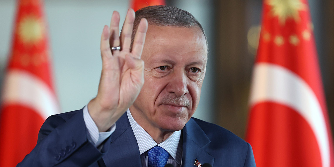 Cumhurbaşkanı Recep Tayyip Erdoğan, "Türkiye genelinde 6.5 milyon konutu süratle dönüştürmeyi hedefliyoruz. Bunları tamamladığımızda şehirlerimiz hem güzelleşecek hem de depremlere çok daha hazırlıklı hale gelecektir" dedi.