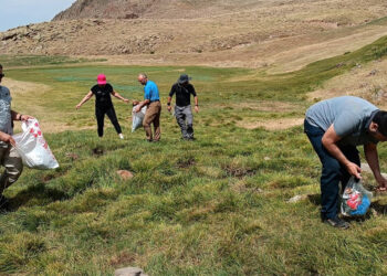 Dağcılar çevreye atılan çöpleri toplayıp iklim krizine dikkat çekti