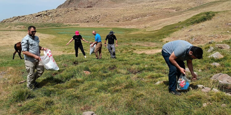 Dağcılar çevreye atılan çöpleri toplayıp iklim krizine dikkat çekti