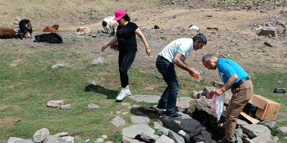 Dağcılar çevreye atılan çöpleri toplayıp iklim krizine dikkat çekti