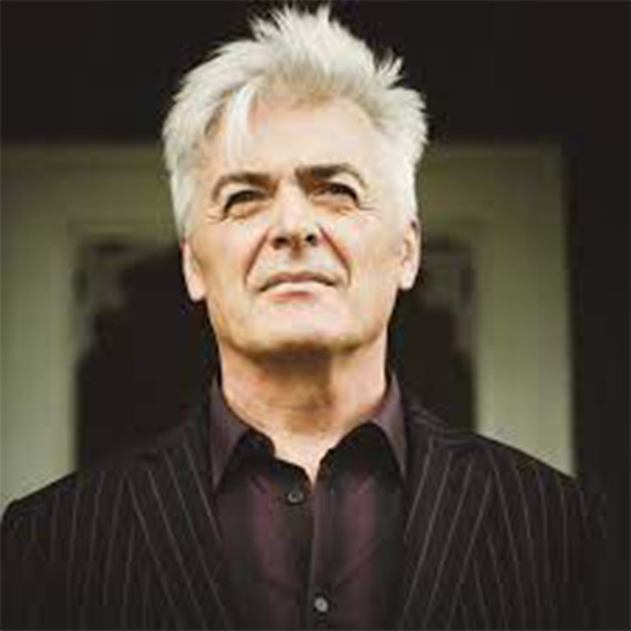 Daniel Lavoie, yaşlandıkça yakışıklılığı ayrı bir ön plana çıkan bir sanatçı ... Söz yazarlığı ve müzikal oyunculuğu ise etkileyici yönlerinden sadece ikisi gelin hep birlikte onu tanıyalım ne dersiniz?