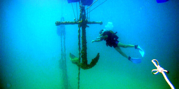 Denizden çıkartılan 2 tonluk gemi çapası sergileniyor