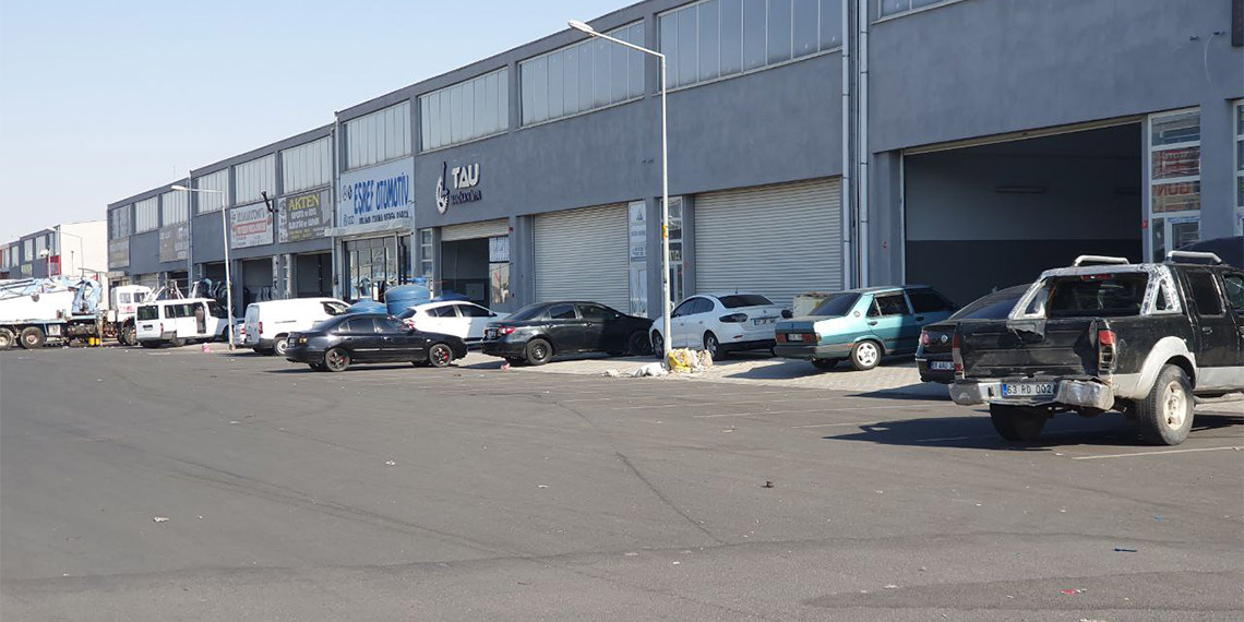 Diyarbakır'da termometreler 45 dereceleri gösterirken ustalardan 'sıcak' uyarısı: 10-30 yaş arası araçlarınızı kullanmayın, yanıyor.