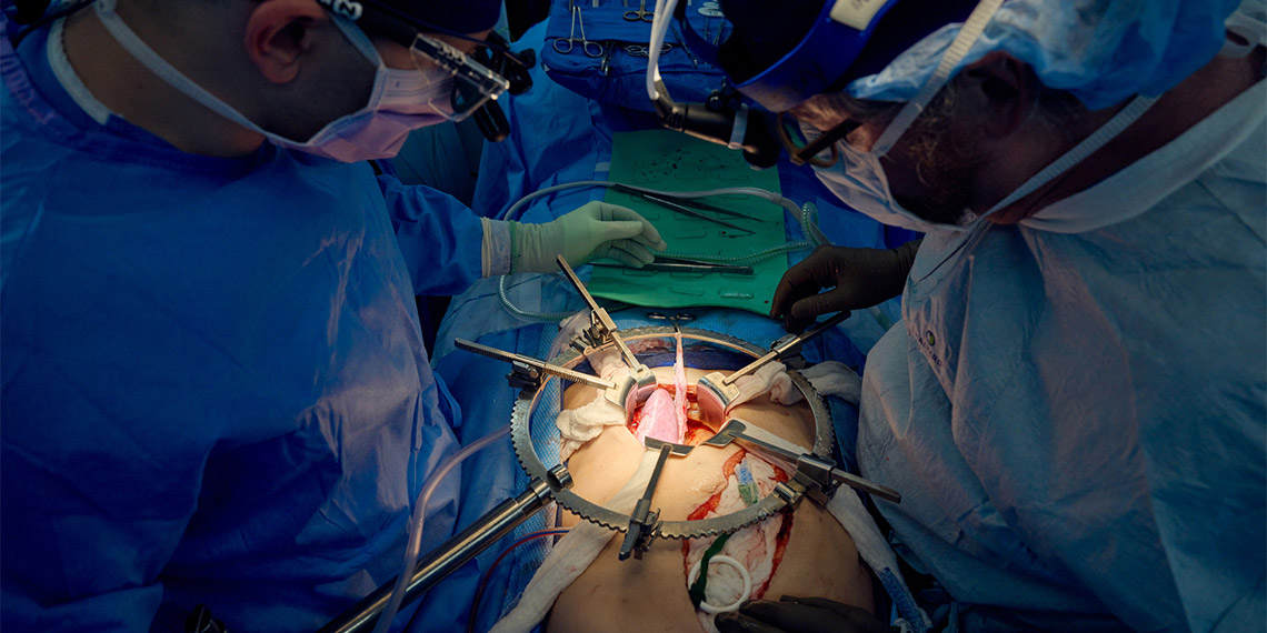 ABD’li bilim insanları, beyin ölümü gerçekleşmiş bir kişiye genetiğiyle oynanmış bir domuz böbreği nakli yaptıklarını ve böbreğin, 32 gün boyunca ‘iyi’ bir şekilde işlevini yerine getirdiğini duyurdu.