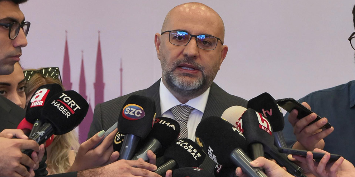 İstanbul'da toplu ulaşıma zam geldi. Yapılan UKOME toplantısında toplu ulaşıma oy çokluğuyla yüzde 51.52 zam yapıldı. Taksilerin ise açılış ücretine yüzde 51.52, indi-bindi ücretine ise yüzde 75 zam yapıldı. Taksilerde uygulanan minimum ücret 40 TL'den 70 TL'ye çıkarıldı. İETT toplu ulaşım ücret tarifelerine göre tam bilet 9.90'dan 15 TL'ye çıkarken, öğrenci bileti 4.83 TL'den 7.31 TL'ye çıkarıldı.