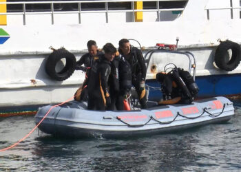 Eminönü'nde denize düşen otobüsü çıkarma çalışmaları
