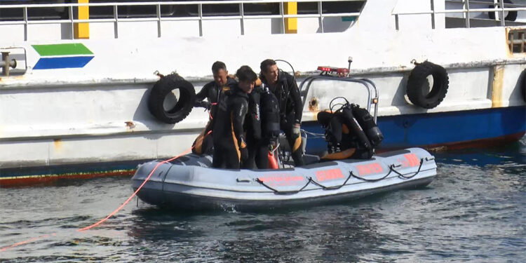 Eminönü'nde denize düşen otobüsü çıkarma çalışmaları