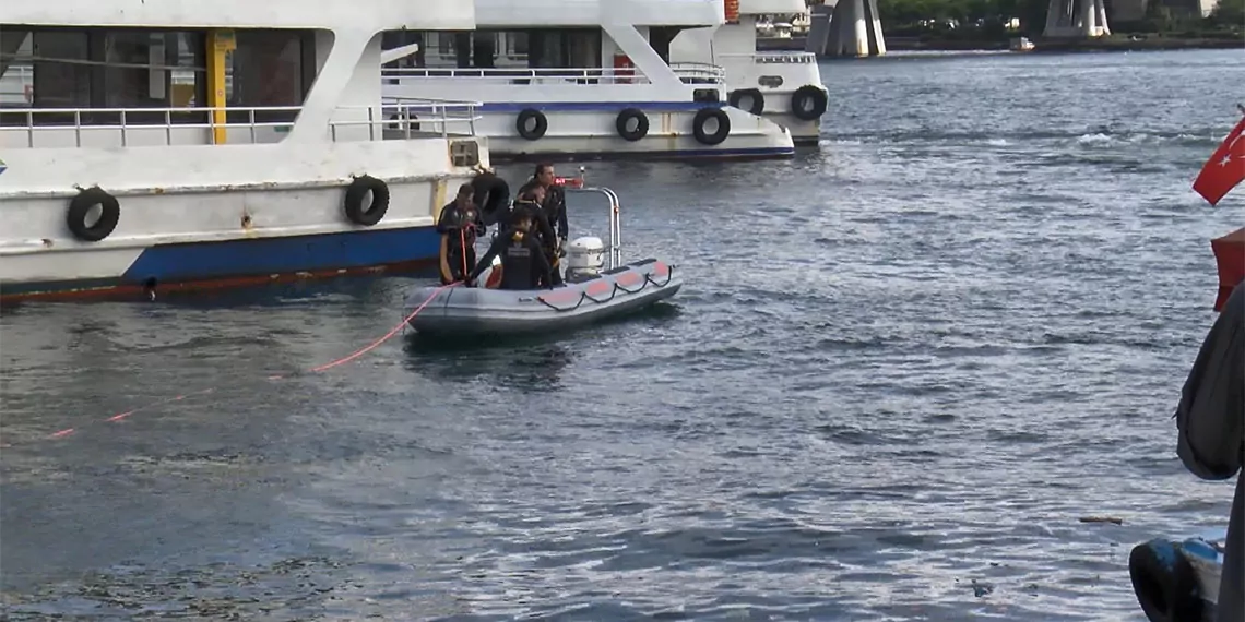 Eminönü'nde denize düşen otobüsü çıkarma çalışmaları