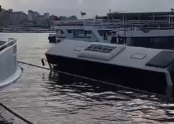 Eminönü'nde İETT otobüsü denize düştü