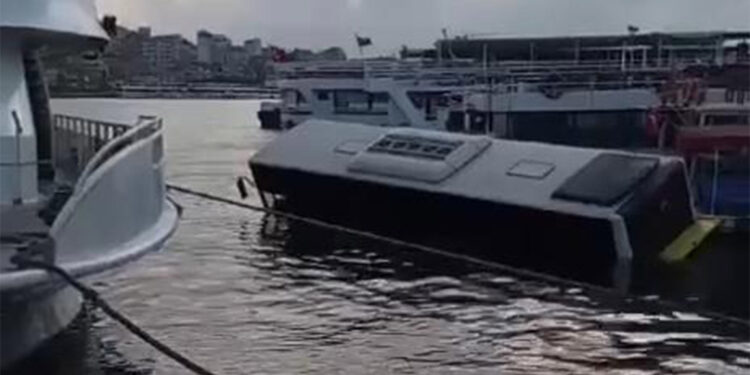 Eminönü'nde İETT otobüsü denize düştü