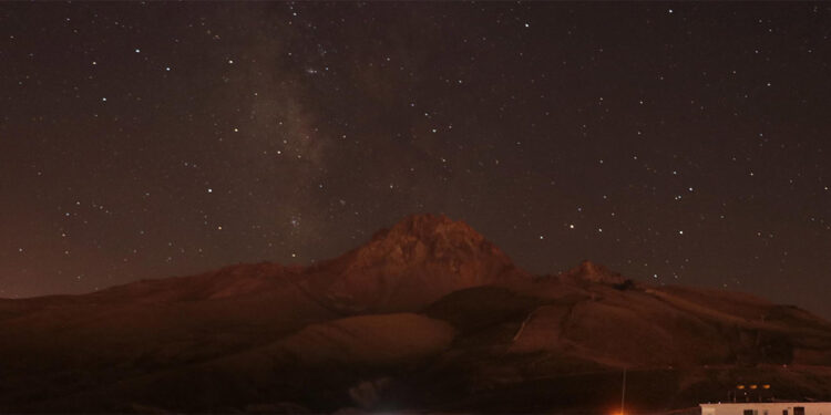 Perseid meteor yağmurunu Erciyes Dağı'nda izlediler