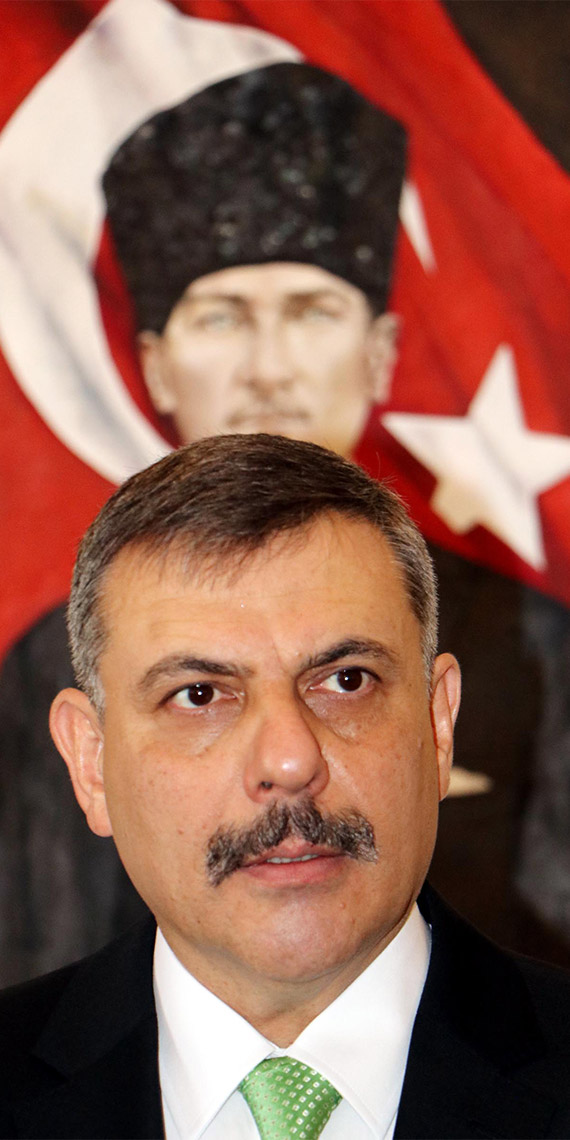 Valiler kararnamesiyle Çorum Valiliği'nden Erzurum Valiliği'ne atanan Mustafa Çiftçi, bugün görevine başladı. Vali Çiftçi'nin karşılanması sırasında uzun kuyruk oluştu. 