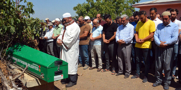 Öldürülen Büşra ile oğlu yan yana toprağa verildi