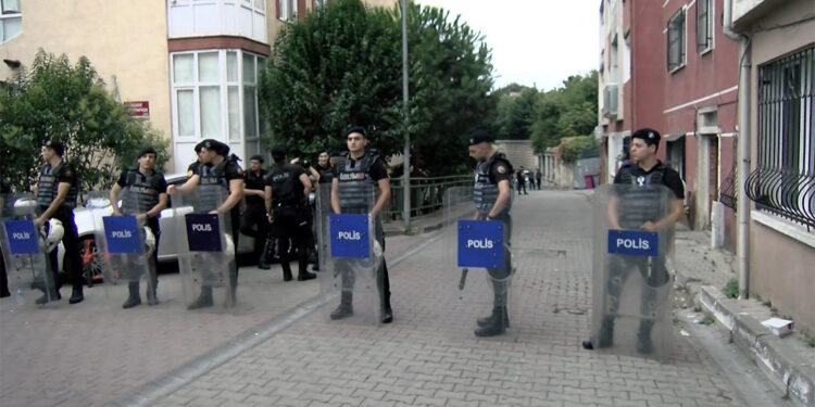 Eyüpsultan'da bir vakfa ait yurt mahkeme kararıyla tahliye edildi 