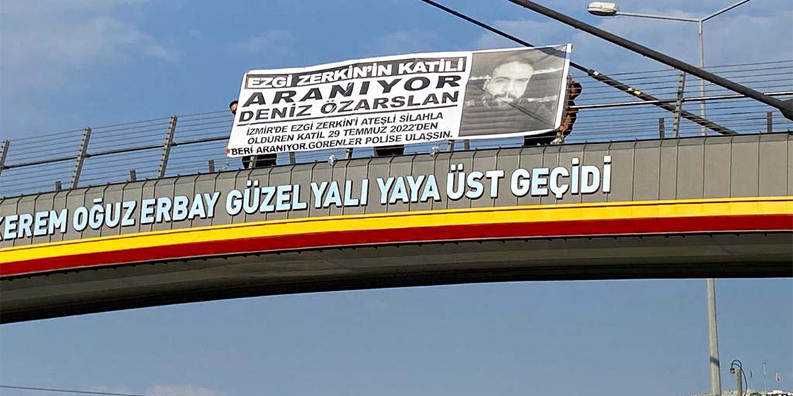 Ezgi'nin öldürülmesini üzerinden 382 gün geçmesine rağmen katil zanlısı Deniz Özarslan'ın yakalamaması üzerine ailesi, 'Ezgi'nin katili aranıyor' yazılı pankart astı.