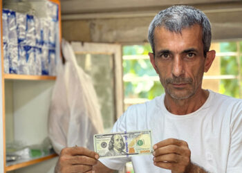 Fatih'te sahte 100 dolarla alışveriş yaptı