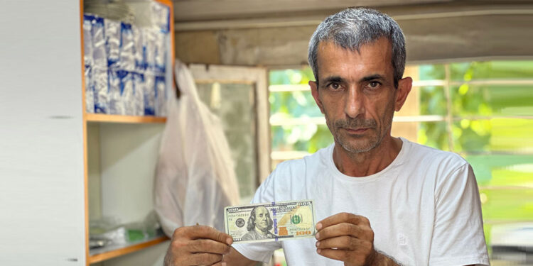 Fatih'te sahte 100 dolarla alışveriş yaptı