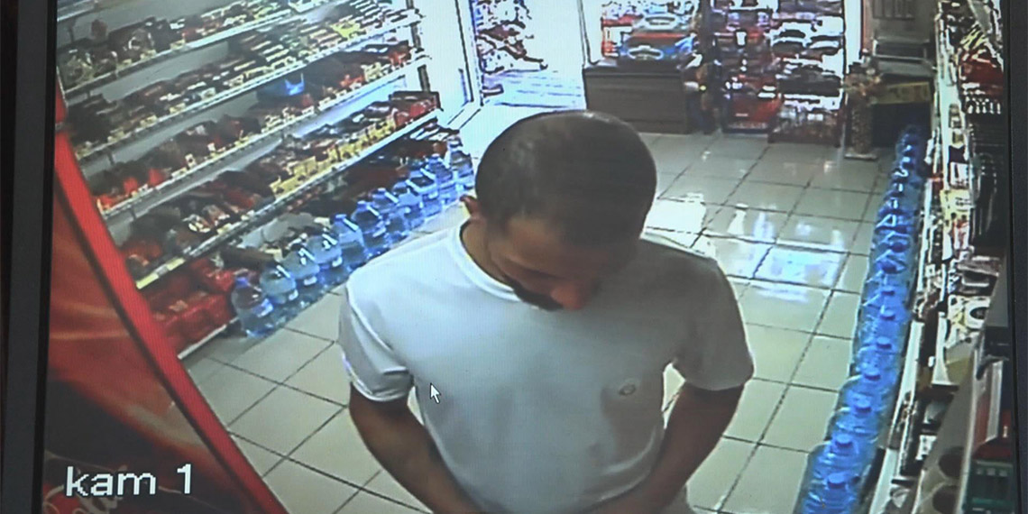 Fatih'te sahte 100 dolarla alışveriş yaptı; 2 bin 450 lira para üstüyle kayıplara karıştı, bakkal işleten İrfan Becerikli, hem ürünlerinden, hem de parasından oldu.