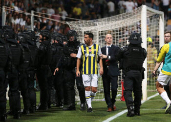 Fenerbahçeli taraftarlar Maribor maçından çıkarıldı