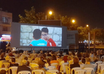 Açık hava sinema gösterimleri devam ediyor