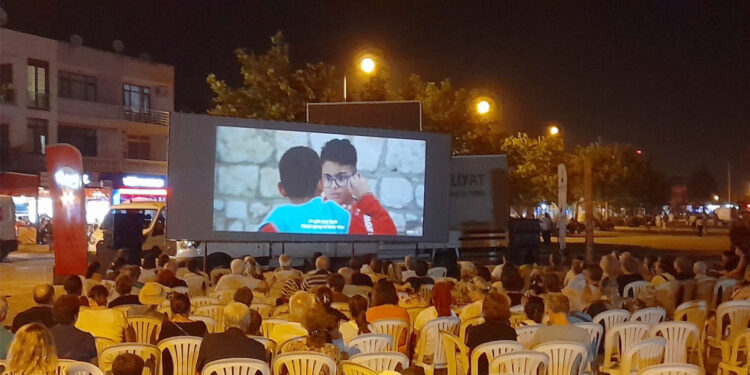 Açık hava sinema gösterimleri devam ediyor