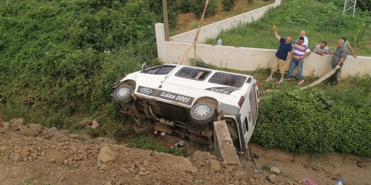 Fındık işçilerini taşıyan minibüs şarampole devrildi
