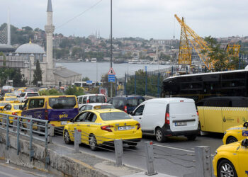 İstanbul Büyükşehir Belediyesi (İBB) tarafından yapılan Galata Köprüsü'ndeki bakım nedeniyle trafik yoğunluğu oluştu.