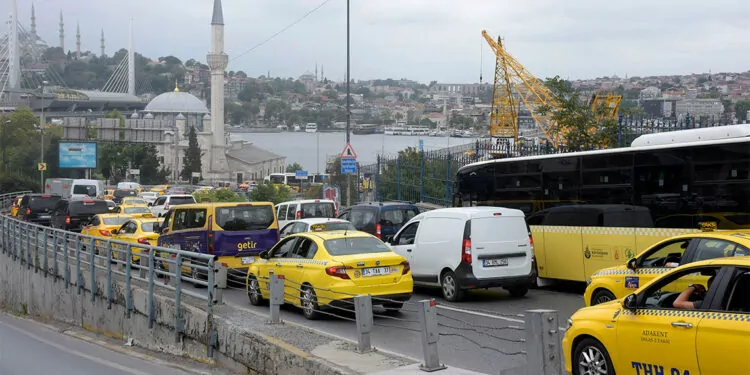 İstanbul büyükşehir belediyesi (i̇bb) tarafından yapılan galata köprüsü'ndeki bakım nedeniyle trafik yoğunluğu oluştu.