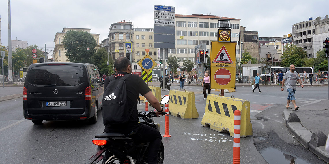 İstanbul Büyükşehir Belediyesi (İBB) tarafından yapılan Galata Köprüsü'ndeki bakım nedeniyle trafik yoğunluğu oluştu.