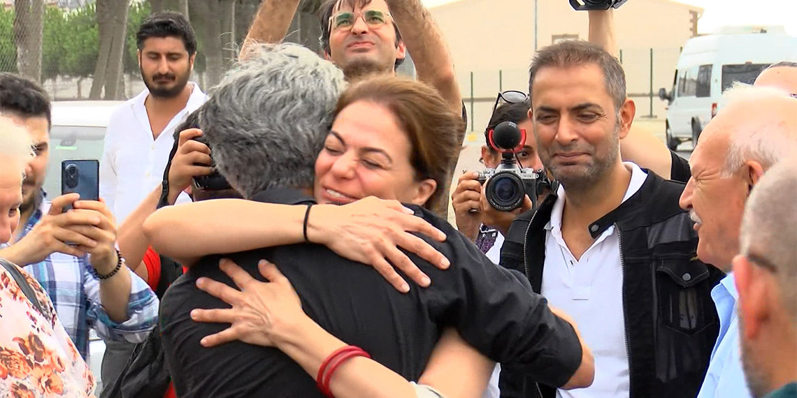 Gazeteci Barış Pehlivan, koronavirüs nedeniyle tahliye edilen hükümlülerin tekrar cezaevine dönmesini gerektiren yasa kapmasında cezaevine girmek için Marmara Ceza İnfaz Kurumu'na teslim oldu.