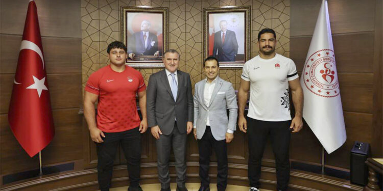 Bakan Bak, şampiyon güreşçileri kabul etti