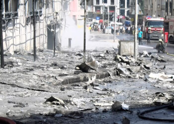 Esenyurt'ta kültür merkezindeki yangın söndürüldü
