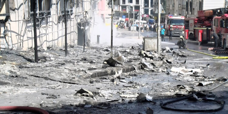 Esenyurt'ta kültür merkezindeki yangın söndürüldü