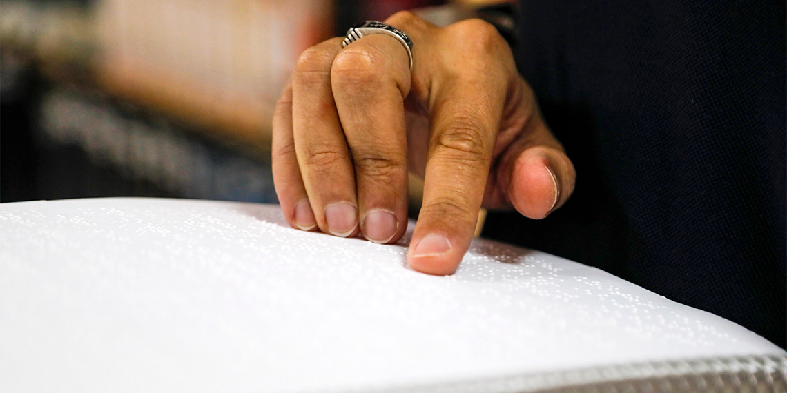 Akdeniz Üniversitesi (AÜ) kütüphanesinde görev yapan görme engelli Sarper Arıkan (39), 13 yılda 35 bin kitabı görme engelliler için dijitale aktardı.