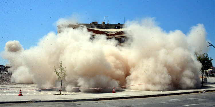 Hasarlı binalardaki yıkımın yarattığı toz bulutu kansere neden oluyor
