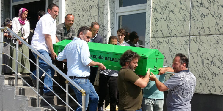 Cenazeler karıştı, tabutları açan aileler şok oldu