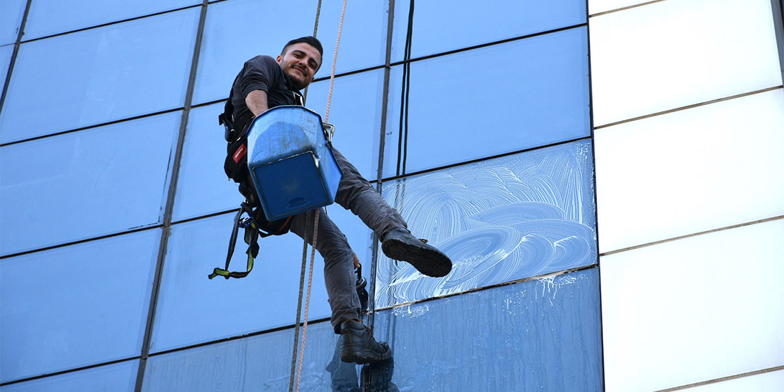 Batman’da, dağcılık eğitimi alan Enes Taniş'in (26) hayatı bir ipin ucunda, Taniş, günde en az 2 bin lira kazanıyor.
