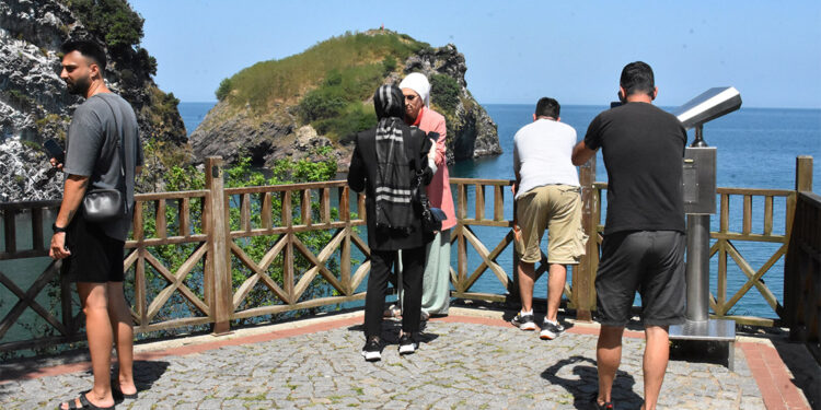 Hoynat Adası yerli ve yabancı turistlerin ilgisini çekiyor