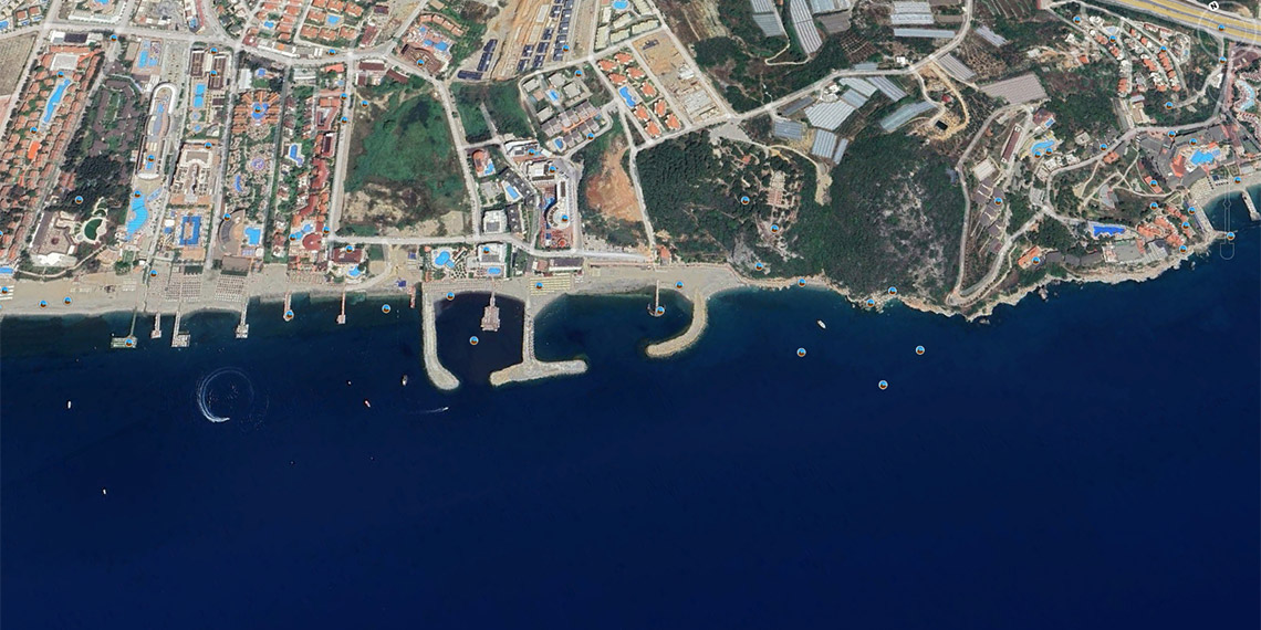 Isınan deniz suyu, Akdeniz Körfezi'nin endemik tür ve oksijen kaynağı deniz çayırlarını vurdu. Prof. Dr. Mehmet Gökoğlu, "Deniz çayırları ölmeye başladı. Su sıcaklığı yaşam sınırının üzerinde. Deniz çayırları kavruluyor" dedi.