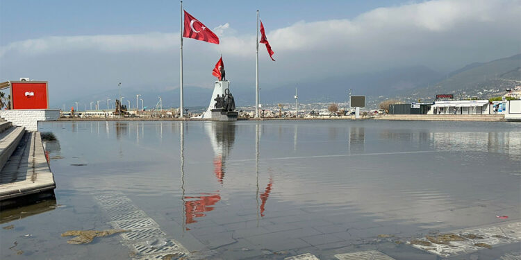 İskenderun sahil kesimi yine su altında kaldı
