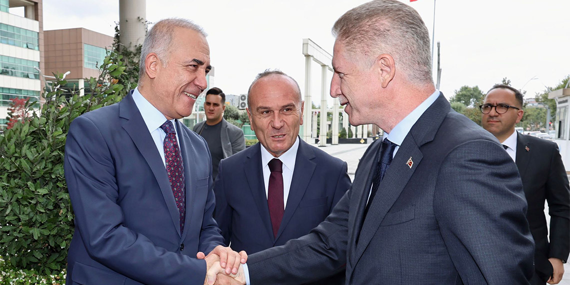 İstanbul Valisi Davut Gül, Sultangazi’de muhtarlarla bir araya geldi ve ilçenin sorunları hakkında bilgi aldı. Vali Gül yaptığı konuşmada, “Sultangazi'de suç oranlarında ciddi anlamda bir düşüş var. Bu durum, ilçemiz açısından önemli bir gelişme” dedi.