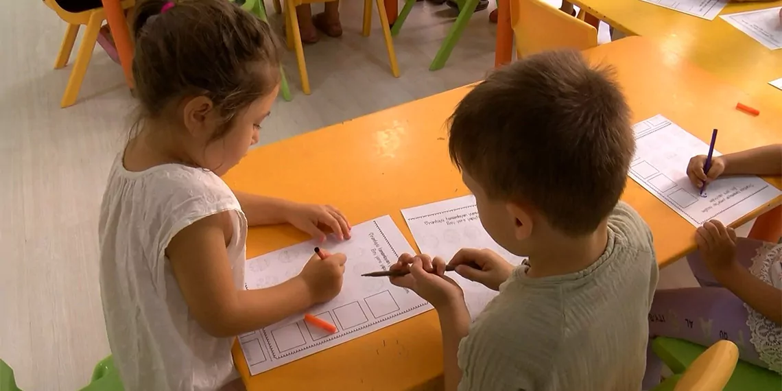 İstanbul'da son dönemde artan anaokulu ve bakıcı fiyatları çalışan anne babaları zorluyor.